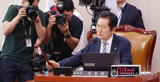 21일 오전 국회 법제사법위원회에서 열린 '채상병특검법'에 대한 입법청문회에서 정청래 법사위원장이 의사봉을 두드리고 있다. 연합뉴스